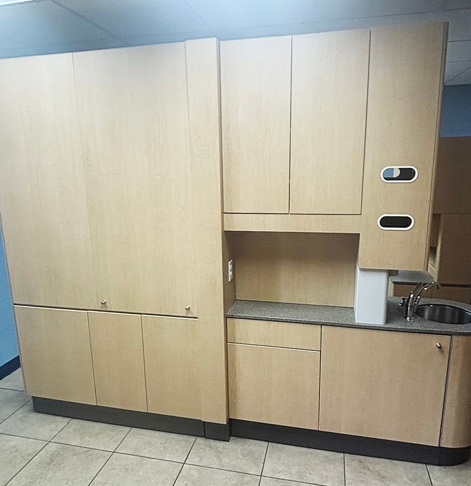 5 ROOM ADEC Dental Cabinet Package - (5) Adec 5580 Rear Treatment w/ 541 Dr Delivery & Assist. Pkg - (4) Adec 5543 Center Island - Limber Maple Laminate, Quarry Melange Solid Tops - Image 14