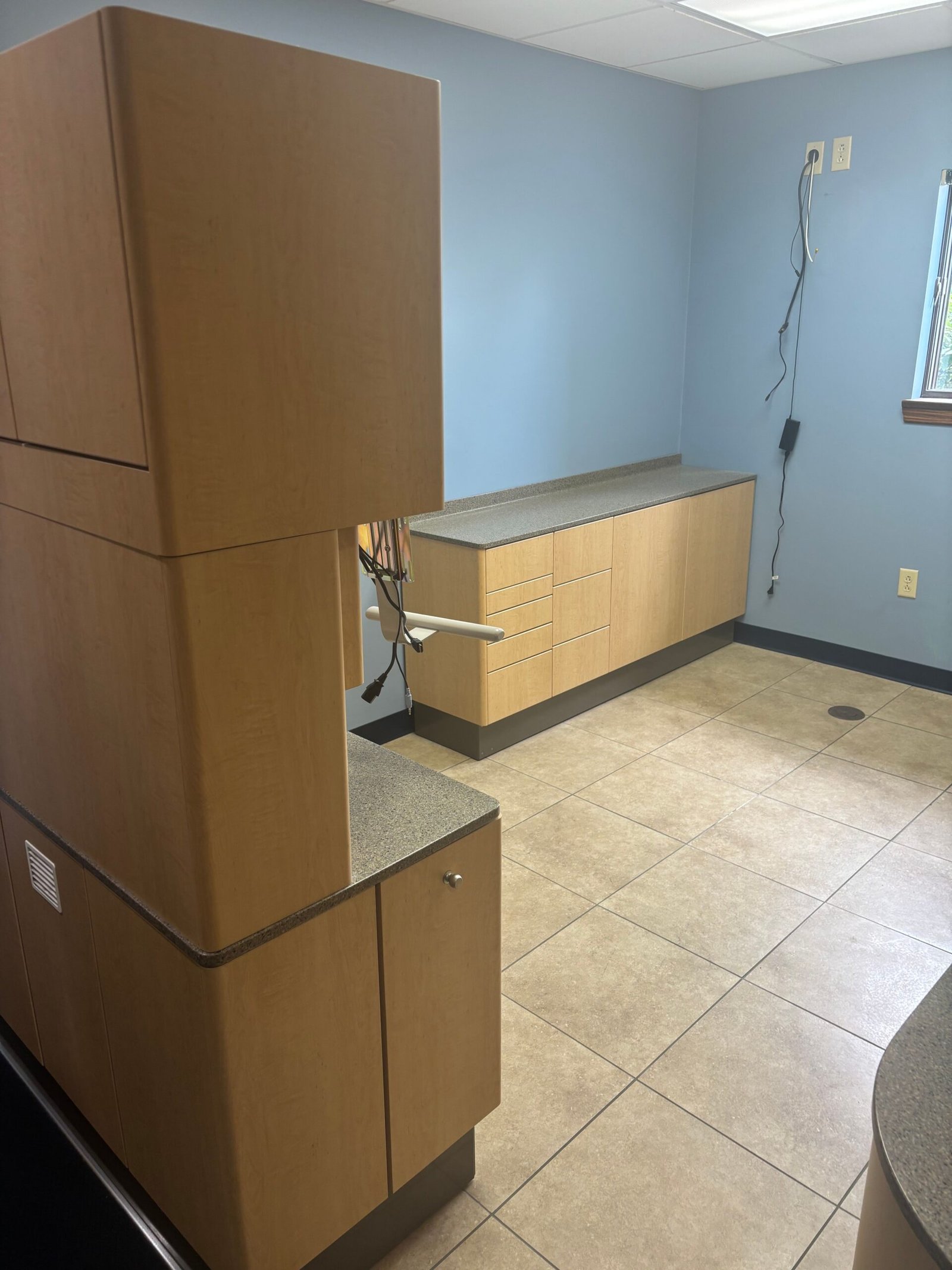 5 ROOM ADEC Dental Cabinet Package - (5) Adec 5580 Rear Treatment w/ 541 Dr Delivery & Assist. Pkg - (4) Adec 5543 Center Island - Limber Maple Laminate, Quarry Melange Solid Tops - Image 6