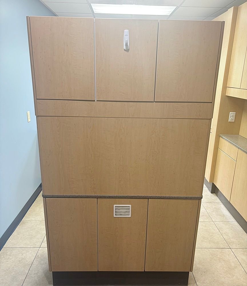 5 ROOM ADEC Dental Cabinet Package - (5) Adec 5580 Rear Treatment w/ 541 Dr Delivery & Assist. Pkg - (4) Adec 5543 Center Island - Limber Maple Laminate, Quarry Melange Solid Tops - Image 10