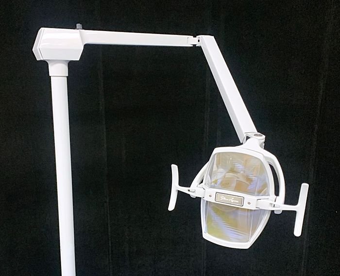 Pelton & Crane LFII Dental Post Mount Light - Image 2